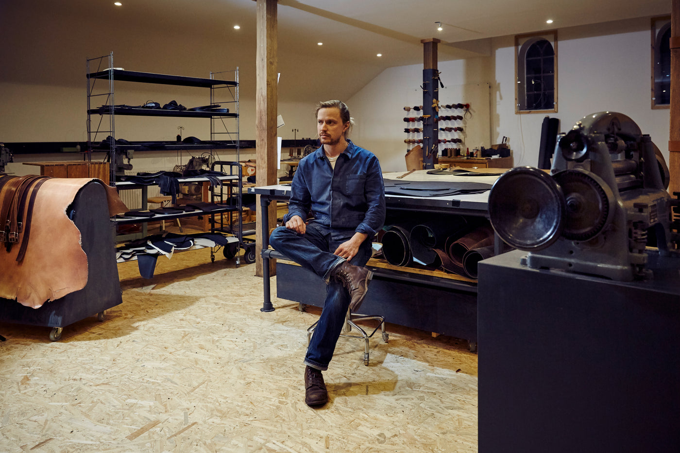 Leder Handwerker in seiner Werkstatt