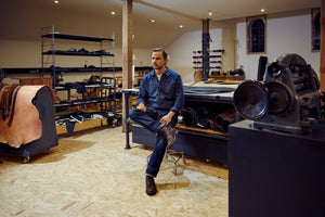 Leder Handwerker in seiner Werkstatt