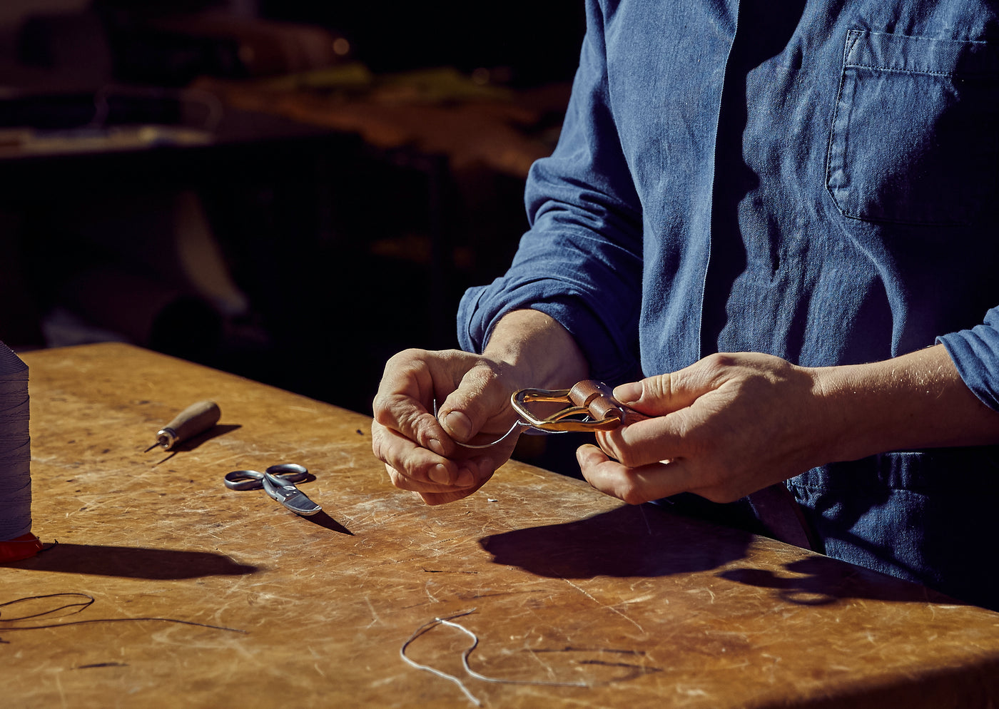 Leder Handwerker mit Gürtel in der Hand