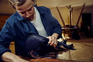 Leder Handwerker mit Sitz in der Hand