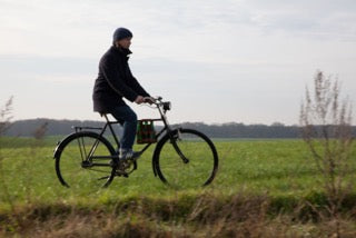 Leder Bierträger Braun auf dem Fahrrad