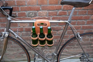 Leder Bierträger Braun auf der Vorderstange vom Fahrrad