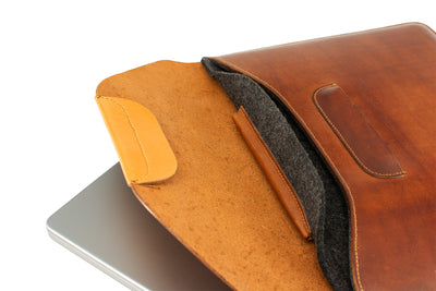 Seitenansicht geöffnete IPad/Laptop Tasche Braun